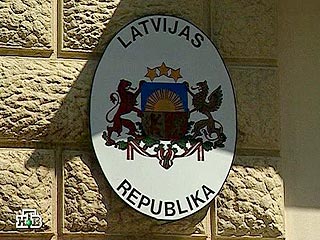 У посольства Латвии в Москве милиция пресекла акцию 100 "Идущих вместе" с требованием выдать России Березовского