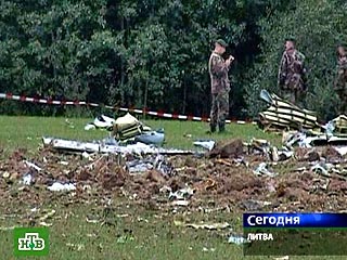Часть четвертой ракеты класса "воздух-воздух" найдена в субботу в Литве среди обломков на месте падения российского истребителя Су-27