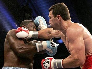 Украинсикий супертяжеловес Владимир Кличко в ночь на воскресенье победил нигерийского боксера Самюэля Питера в 12-рундовом поединке