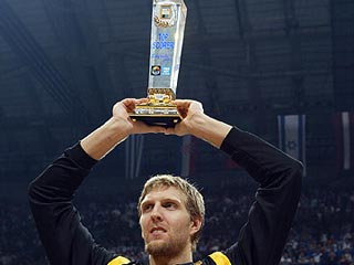 Нападающий сборной Германии Дирк Новицки признан самым полезным игроком чемпионата Европы по баскетболу-2005, который накануне завершился в Белграде