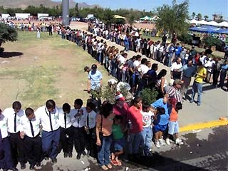 В Мексике 14 тысяч человек одновременно обнялись в попытке установить рекорд Гиннесса