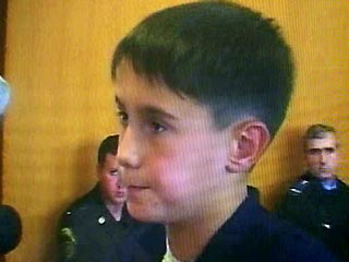 Десятилетний Сармат Худалов, находившийся в числе заложников во время бесланского теракта, рассказал, что боевики заставляли его и нескольких его сверстников доставать из-под пола в актовом зале оружие и боеприпасы