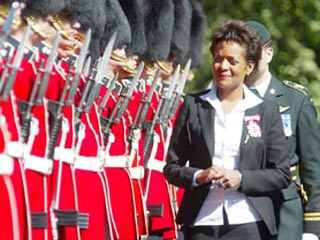 Иммигрировавшая из Гаити негритянка Мишель Жан официально приведена во вторник к присяге в качестве 27-го генерал-губернатора Канады