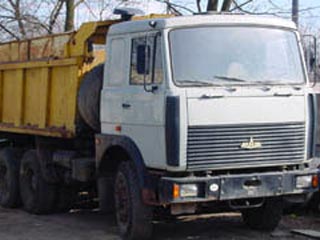 В столице вооруженные преступники угнали два грузовика "СуперМАЗ" с землей