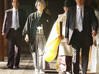 В Японии продолжают осуждать визиты премьера страны в храм Ясукуни
