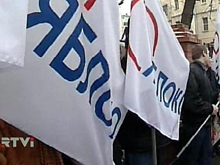 Петербургское "Яблоко" провело акцию за создание конрактной армии