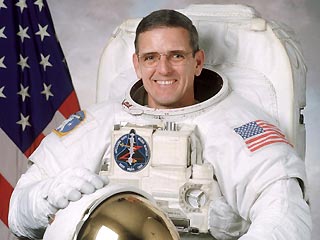 Финансовые условия возвращения на Землю командира, стартовавшей в субботу 12-й экспедиции Уильяма Макартура, будут обсуждаться с представителями NASA