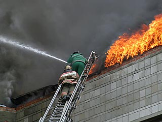 В Екатеринбурге горит общежитие Уральского государственного университета