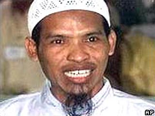 Схваченный и осужденный вдохновитель взрыва в ночном клубе Бали в 2002 году Муклас Имрон не раз хвастал своей дружбой с Усамой бен Ладеном. Однако он яростно отрицал любую причастность "Аль-Каиды" к этим террористическим атакам