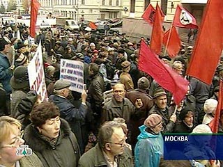 В понедельник вечером в центре Москвы КПРФ, "Трудовая Россия" и ряд других левых партий провели митинг, приуроченный к 12-й годовщине трагических событий октября 1993 года