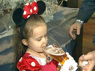 За привлечение несовершеннолетнего к употреблению пива предполагается наложение штрафа в размере от 1 до 3 МРОТ, а за те же действия, совершенные родителями, штраф составит от 15 до 20 МРОТ