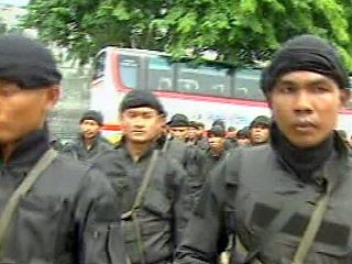 Действующие на юге Таиланда исламские террористы на протяжении минувших суток застрелили пятерых солдат и обезглавили мирного жителя, сообщает в четверг таиландская печать