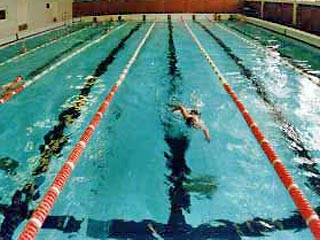 В Запорожье на Украине во время тренировки в бассейне "Славутич" в результате замыкание электрического тока на водную поверхность пострадали 60 детей в возрасте 12-13 лет