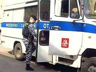 Взрывотехники ФСБ расстреляли из водяной пушки подозрительный предмет в зале аэропорта Домодедово, сообщил РИА "Новости" источник в правоохранительных органах