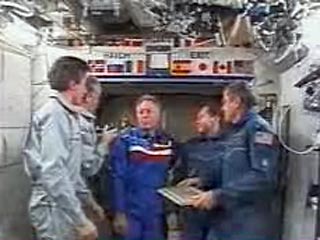 Россиянин Сергей Крикалев, астронавт NASA Джон Филлипс и американский космический турист Грегори Олсен готовятся к возвращению на Землю с Международной космической станции