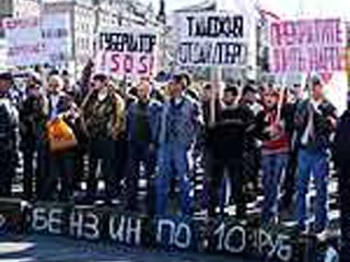 Автомобилисты, протестующие против изменения правил таможенного оформления подержанных иномарок, перекрыли движение по одной из цетральных улиц Владивостока