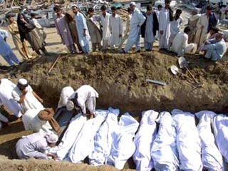 Число жертв разрушительного землетрясения силой 7,6 баллов в Пакистане может достичь 200 тысяч человек. Об этом сообщают пакистанские СМИ, проведшие собственные подсчеты на основе информации, поступающей с мест от независимых источников
