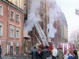 По данным ГУ МЧС, сообщение о пожаре в доме на канале Грибоедова, 146, поступило в 07:22. В 08:02 пожару был присвоен повышенный второй номер сложности