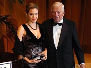 Известная актриса Анджелина Джоли получила награду за свою гуманитарную работу как посол доброй воли Комитета по делам беженцев Организации Объединенных Наций. На торжественной церемонии вручения награды присутствовали 700 дипломатов и VIP-гостей