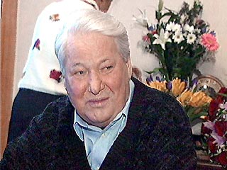 Борис Ельцин перенес "несложную операцию" на правом глазу