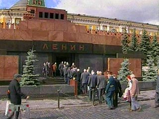 Зловещие останки человека, ответственного за трагедию советского народа, продолжают лежать на всеобщем обозрении