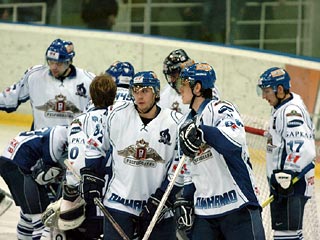 В российской хоккейной Суперлиге лидеры побеждают синхронно