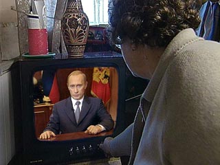 Главный для россиян источник информации о деятельности президента Владимира Путина - телевидение, благодаря которому о ней узнают 92% респондентов