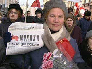 В руках активисты "Трудовой России" держат красные флаги, а также плакаты с изображением Ленина
