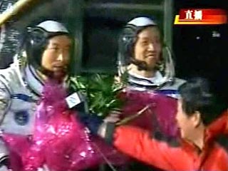 Экипаж второго в истории Китая пилотируемого космического корабля "Шэньчжоу-6" приземлился около 00:50 по московскому времени, сообщает китайское телевидение