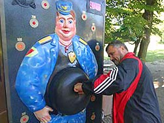 В Калининградском парке имени 40-летия ВЛКСМ появился необычный аттракцион. Там установлен аппарат для измерения силы удара в виде сотрудника ГИБДД