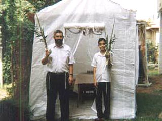 В нынешний вечер отмечается Эрев Суккот - канун праздника. В этот день устанавливаются и украшаются <i>сукка</i> - особые палатки и шалаши, сделанные из веток ("кущи")