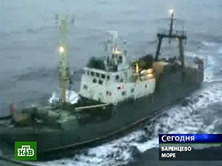 Экипаж российского траулера, уличенный в незаконном промысле, захватил двух норвежских инспекторов рыбоохраны и скрылся. Инцидент произошел в понедельник в районе архипелага Шпицберген