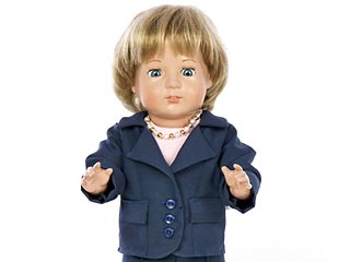 На прилавках магазинов сувениров и игрушек появилась в понедельник пластмассовая кукла "Ангела Меркель" по цене 185 евро