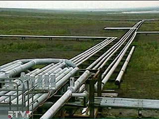 Япония, обеспокоенная тем, что львиная доля нефтегазового экспорта из Сибири стоимостью 18 млрд долларов в год достанется Китаю, в ноябре будет добиваться от российского президента Владимира Путина ускорения планов по строительству нефтепровода в Японию
