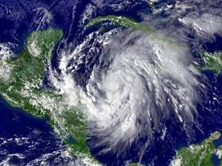 Ураган "Вилма" стремительно набирает силу, приближаясь к США, и уже унес первые жизни. По сообщению Reuters, до 10 жителей Гаити погибли от очередного - уже 21-го в этом сезоне - урагана