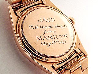 В США за 120 тысяч долларов были проданы на аукционе в Нью-Йорке золотые часы Rolex, подаренные в 1962 году Мэрилин Монро тогдашнему президенту США Джону Кеннеди на его день рождения
