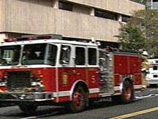 Сообщение о возгорании поступило пожарным в 8:05. По предварительным данным, причиной пожара стало электрическое замыкание в складском помещении на станции West Fourth Street