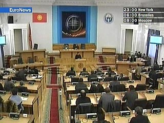 Парламент Киргизии намерен собраться в воскресенье на чрезвычайную сессию, на которой группа депутатов собирается поднять вопрос об отставке премьер-министра республики Феликса Кулова