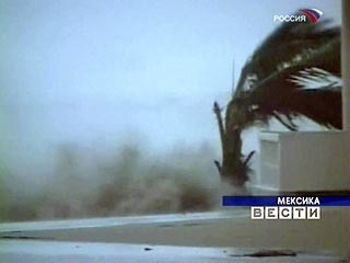 Штормовые волны, поднятые ураганом "Вилма", достигают третьего этажа гостиниц, расположенных на популярном мексиканском курорте в Канкуне