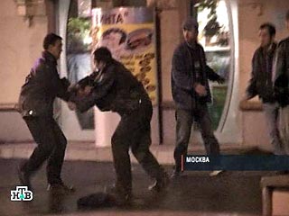 Как сообщили "Интерфаксу" в воскресенье в пресс-службе прокуратуры столицы, накануне вечером около 22:00 группа неизвестных на Фрунзенской улице напала на двух юношей 17-и лет, уроженцев Еревана и Грозного и нанесла им ножевые ранения