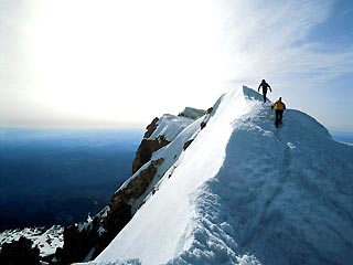 После схода лавины в горах Непала пропала группа из 18 альпинистов