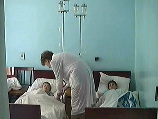 Как сообщила "Интерфаксу" в воскресенье начальник пресс-центра областной службы спасения Раиса Копырина, первые больные с симптомами отравления обратились к врачам вечером 21 октября