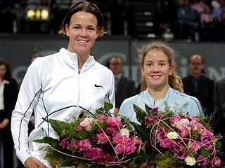 Американка Линдсэй Дэвенпорт, выигравшая в воскресенье турнир первой категории женской теннисной ассоциации Zurich Open с призовым фондом $1,3 миллиона, вернула себе титул первой ракетки мира