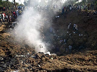 Специалисты обнаружили "черные ящики" потерпевшего катастрофу в Нигерии самолета Boeing-737 нигерийской частной авиакомпании Bellview Airlines. По предварительным данным, причиной трагедии стало то, что лайнер попал в магнитную бурю
