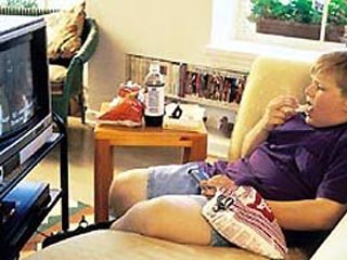 Исследование: дети толстеют от просмотра телепередач в выходные дни