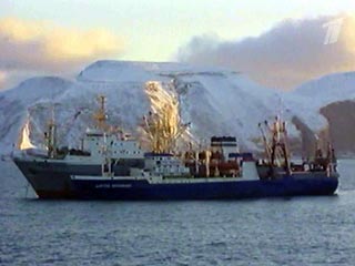 Два российских судна, которые накануне были задержаны норвежской береговой охраной, по-прежнему отказываются выполнять требования норвежских инспекторов, оставаясь при этом в районе Медвежьего острова (архипелаг Шпицберген)