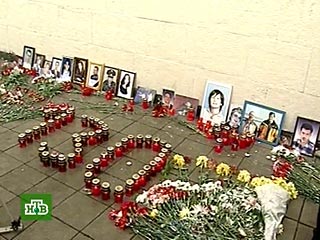 В Москве проходит акция памяти жертв теракта в театральном центре на Дубровке. В среду отмечается третья годовщина со дня трагедии. В траурных мероприятиях примут участие пострадавшие при теракте, их родные, близкие, друзья