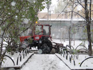 На Москву обрушился первый этой осенью сильный снегопад. В работу столичных аэропортов он пока корректив не внёс. Однако резко осложнилась обстановка на столичных автодорогах