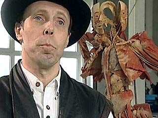 В Саратове прошла выставка "Пластинаты человеческого тела", на которой были представлены трупы, мумифицированные по методике скандально известного Гюнтера фон Хагенса по прозвищу "Доктор Смерть"