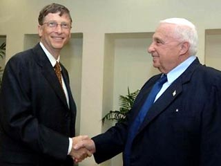 Поздравления с юбилеем Билл Гейтс начал принимать уже в Израиле - его успели поздравить премьер страны Ариэль Шарон, а администрация отеля David Intercontinental в Тель-Авиве, в президентском номере которого он остановился, приготовила для почетного гостя